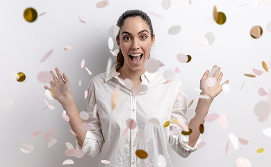 Mujer celebrando premio recibido tras participar en promoción de casa de empeño