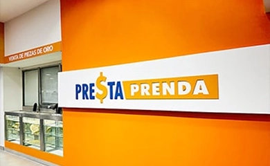 Fachada de Presta Prenda con logo visible en pared naranja