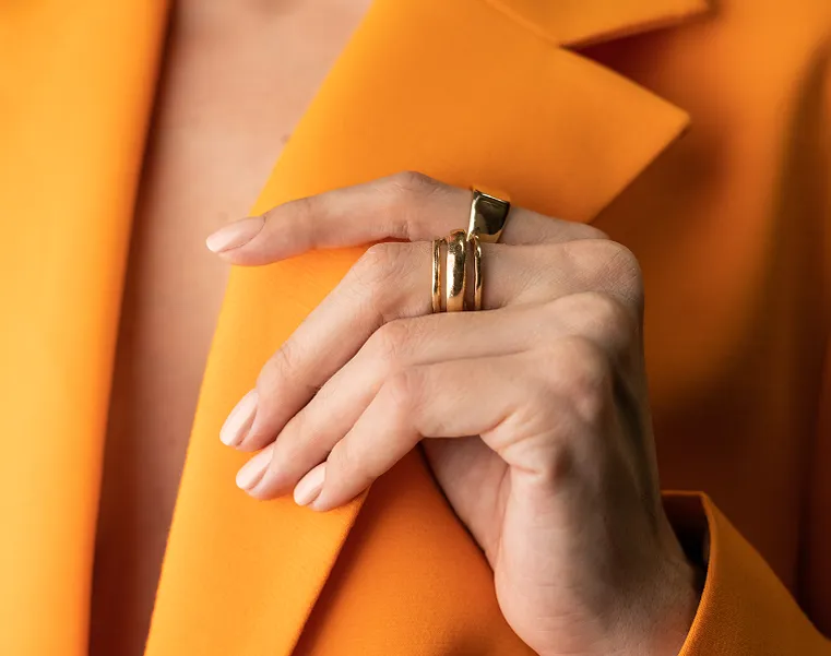 Joyas de oro listas para empeño en casa de empeño